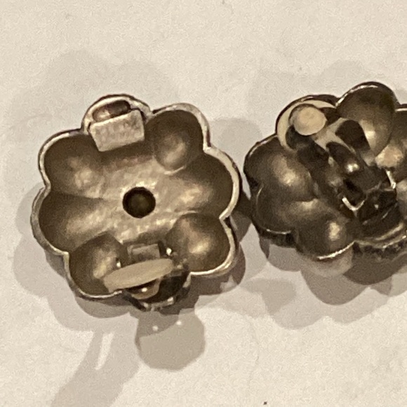 VINTAGE LINDA LEVINSON NY  SILVERTONE SMOKEY RHINESTONE, CLIP SIGNED EARRINGS - Picture 7 of 8